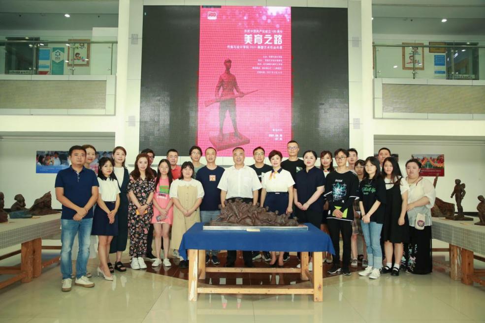 郭庆书记走进传媒与设计学院参观雕塑年展